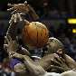 Kobe Bryant, do Los Angeles Lakers, sofre com a marcação do Milwaukee Bucks
