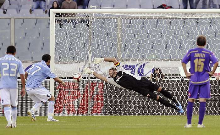 O goleiro Frey, da Fiorentina, defende pênalti de Quagliarella, do Napoli
