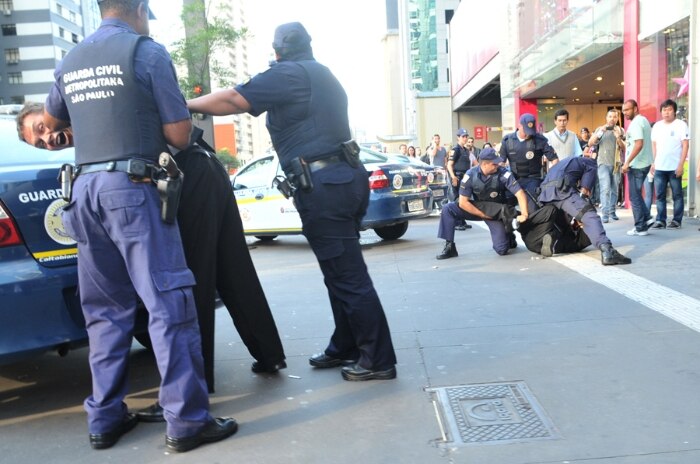 Tumulto e confusão em blitz da GCM no Shopping  Boulevard Monti Mare na av. Paulista. 11-12-2011