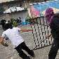 Palestinos tentam arremessar grade contra policiais Palestinos tentam arremessar grade contra policiais