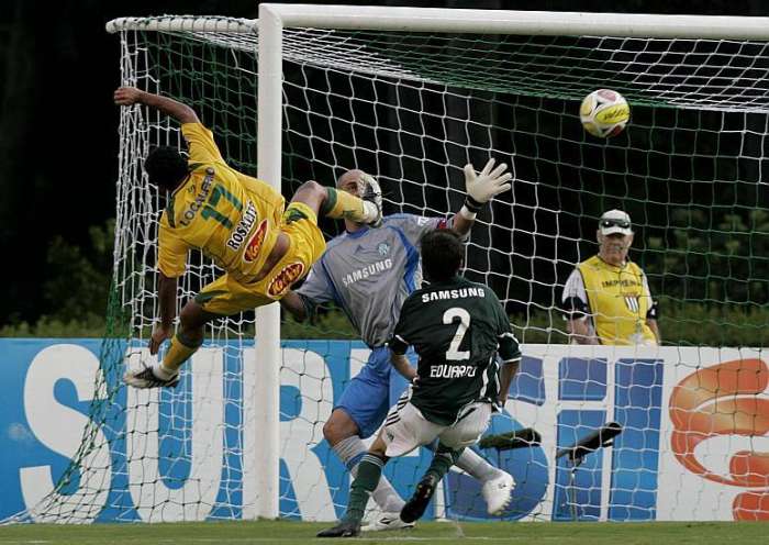 Lucas, do Mirassol, ajeita a bola para gol de Pablo Escobar sobre o Palmeiras