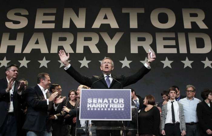 Senador Harry Reid faz discurso após derrotar Sharron Angle e ser reeleito, em Las Vegas