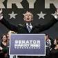 Senador Harry Reid faz discurso após derrotar Sharron Angle e ser reeleito, em Las Vegas Senador Harry Reid faz discurso após derrotar Sharron Angle e ser reeleito, em Las Vegas