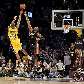 Kobe Bryant arremessa para cesta de três pontos e garante vitória do LA Lakers sobre o Miami Heat Kobe Bryant arremessa para cesta de três pontos e garante vitória do LA Lakers sobre o Miami Heat
