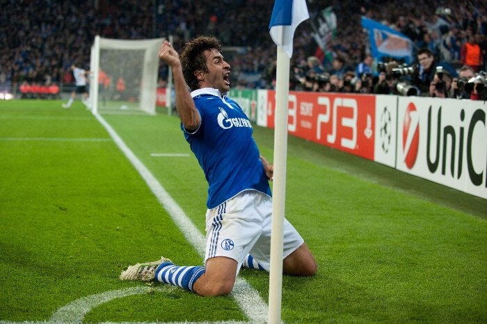 Com gol de Raul, Schalke vence Inter de Milão por 2 a 1 na Liga dos Campeões