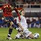 O espanhol Villa chuta para marcar gol na Inglaterra, de Jagielka O espanhol Villa chuta para marcar gol na Inglaterra, de Jagielka