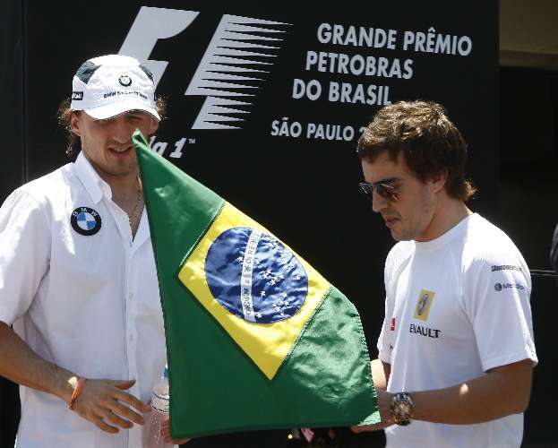 Kubica e Alonso durante o desfile dos pilotos, antes da largada do GP do Brasil