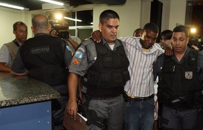 Ferido, o passageiro Josué, chega a 6ª DP amparado por policiais