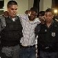 Ferido, o passageiro Josué, chega a 6ª DP amparado por policiais