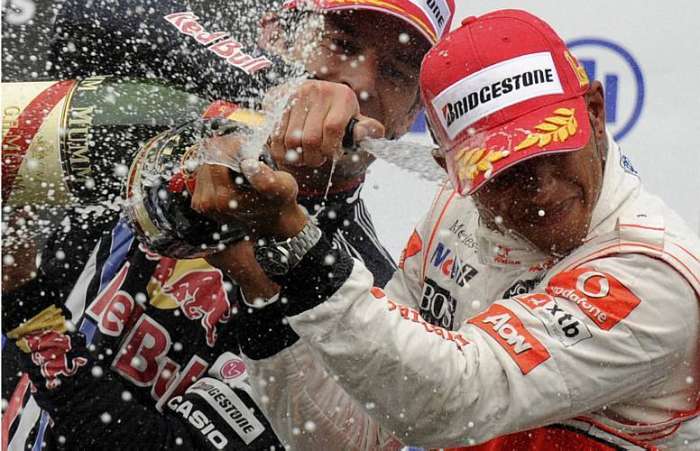 Lewis Hamilton comemora a vitória no GP da Bélgica de F-1 com Mark Webber, o segundo