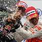 Lewis Hamilton comemora a vitória no GP da Bélgica de F-1 com Mark Webber, o segundo Lewis Hamilton comemora a vitória no GP da Bélgica de F-1 com Mark Webber, o segundo