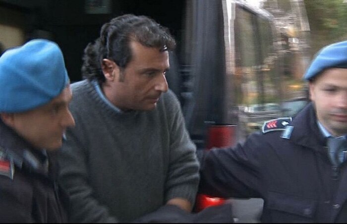 Francesco Schettino, capitão do navio, é levado pela polícia italiana
