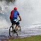 Ressaca tem ondas de até 2,5m e mar invade avenida do Rio