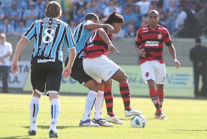 Ronaldinho Gaúcho, do Flamengo, sofre dura marcação do volante gremista, Gilberto Silva