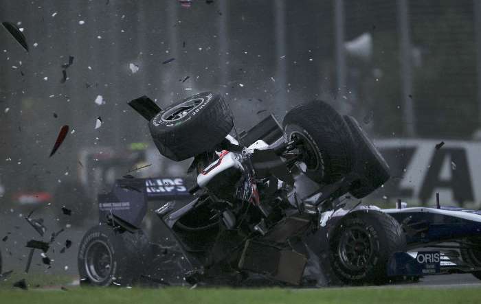 O Sauber de Kamui Kobayashi atinge o Williams de Nico Hulkenberg em acidente na volta 1 na Austrália