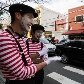 Mímicos ajudam na travessia de pedestre em SP