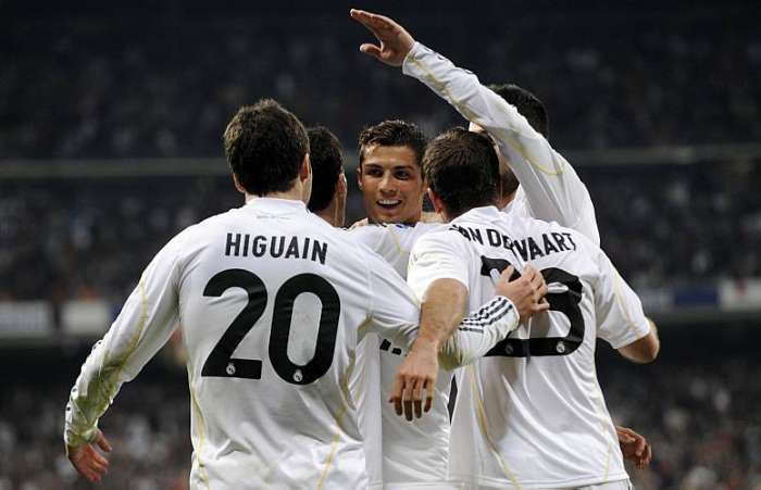 Jogadores do Real comemoram gol na vitória por 3 a 2 sobre o Atlético de Madri, pelo Espanhol
