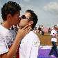 Dois manifestantes se beijam durante a Marcha contra a Homofobia, em Brasília Dois manifestantes se beijam durante a Marcha contra a Homofobia, em Brasília