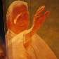 Devota segura uma vela com a foto do Papa Bento XVI durante missa Devota segura uma vela com a foto do Papa Bento XVI durante missa
