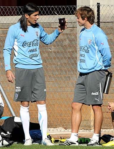 El Loco Abreu, com seu mate na mão, conversa com Lugano em treino do Uruguai para a Copa na África 
