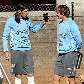 El Loco Abreu, com seu mate na mão, conversa com Lugano em treino do Uruguai para a Copa na África El Loco Abreu, com seu mate na mão, conversa com Lugano em treino do Uruguai para a Copa na África