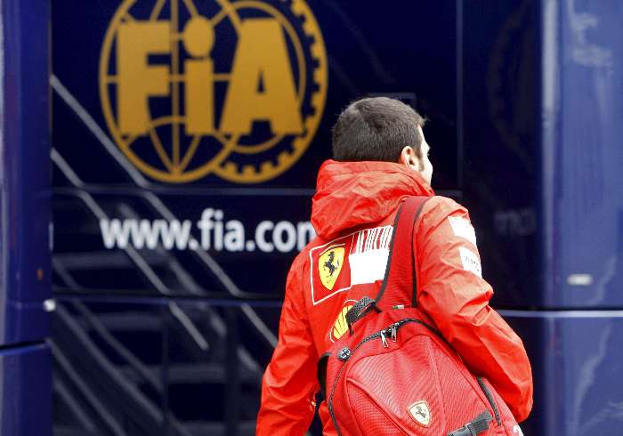 Funcionário da Ferrari passa pelo escritório da FIA em Silverstone, na Inglaterra
