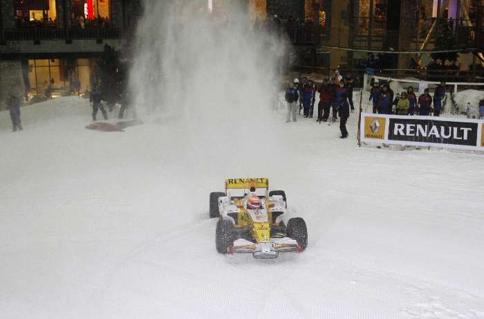 Nelsinho Piquet acelera seu Renault de F-1 na neve, em Dubai
