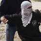 Protestantes palestinos jogam pedras contra tropas israelitas Protestantes palestinos jogam pedras contra tropas israelitas