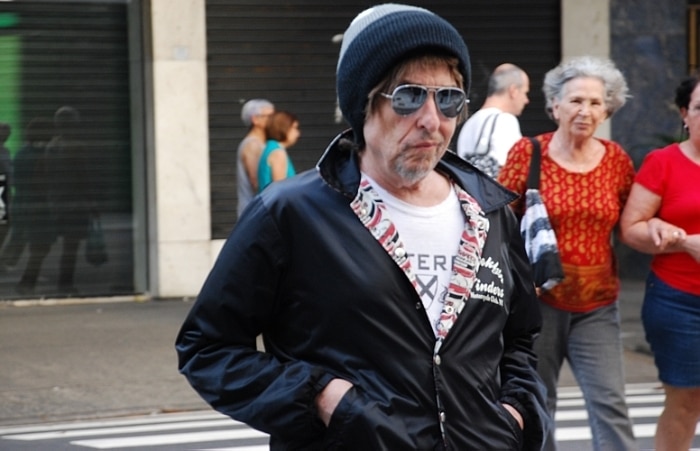 Bob Dylan, de gorro, nas ruas de Copacabana