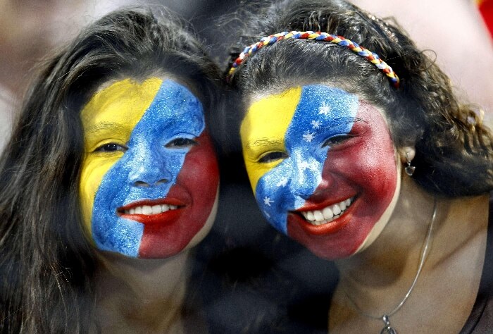 Torcedoras da Venezuela pintaram o rosto para apoiar o time, que buscou empate heróico com  Paraguai