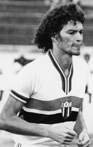 Sócrates apareceu para o futebol jogando no Botafogo de Ribeirão Preto