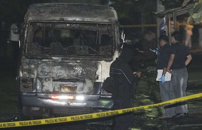 Cerca de 13 pessoas morreram e 5 ficaram feridas após incendiarem ônibus, em San Salvador
