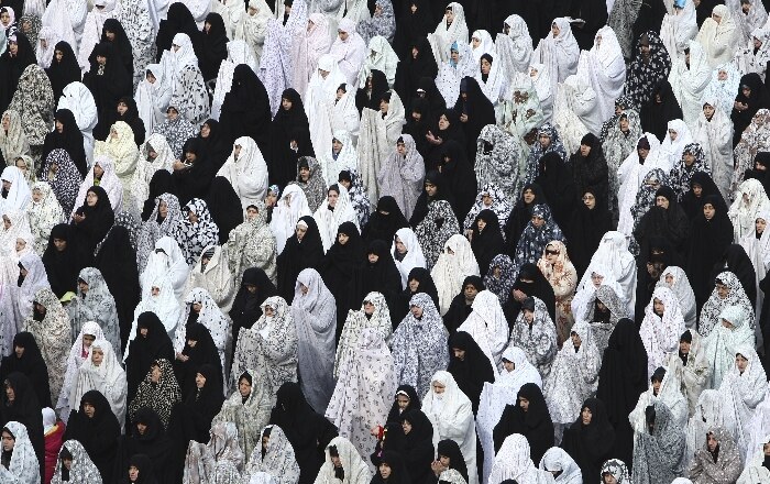 Iranianas realizam as rezas de sexta-feira no Teerã