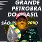 Com o troféu na mão, Vettel festeja o primeiro lugar 