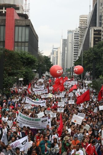 Professores de SP inicia greve e protestam na Avenida Paulista 