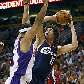 Anderson Varejão, do Cavaliers, tenta passar a bola contra a marcação de Jared Dudley, do Suns
