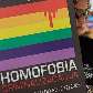 Mulher segura panfleto pela criminalização da homofobia, em Brasília Mulher segura panfleto pela criminalização da homofobia, em Brasília