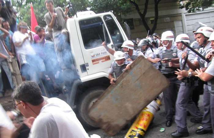 Grevistas e Tropa de Choque entram em confronto
