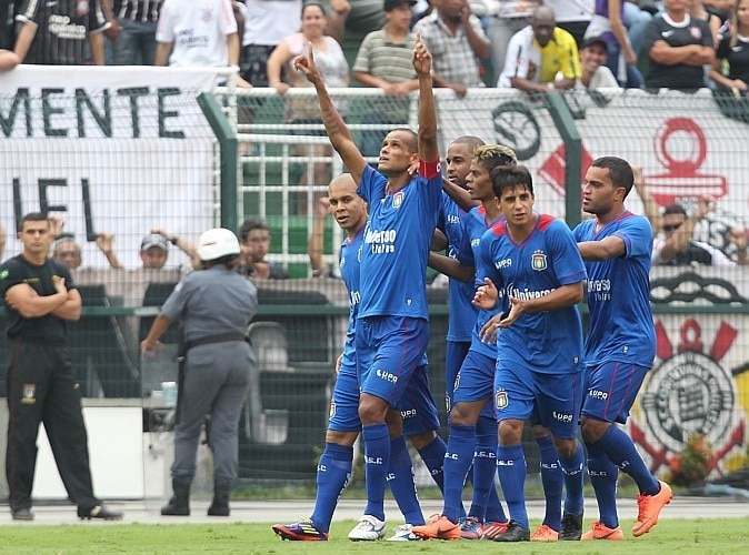 Corinthians e São Caetano empatam em jogo que marcou retorno de Rivaldo