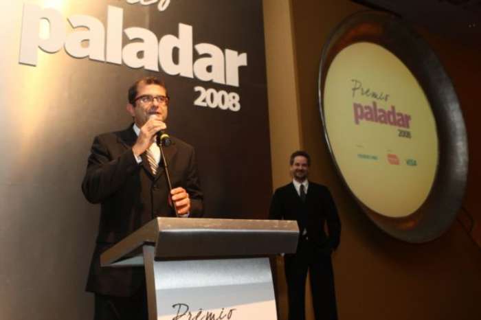O apresentador do Prêmio, Dan Stulbach, dá voz a Ricardo Gandour