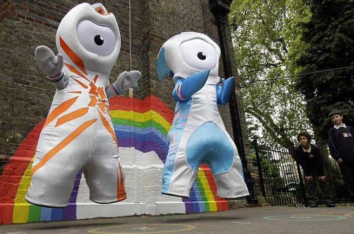 Mascotes da Olimpíada e Paraolimpíada de Londres 2012 são apresentadas; Wenlock (esq.) e Mandeville