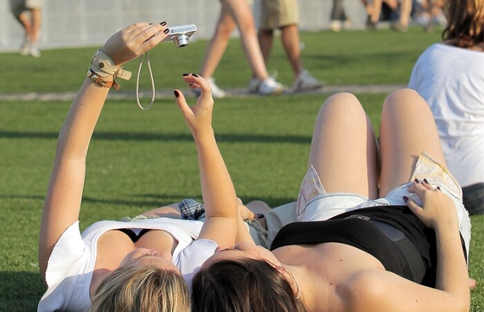 Antes dos shows, amigas aproveitam para eternizar o momento