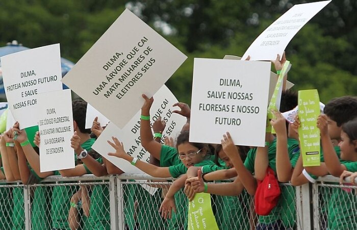 Manifestantes fazem protesto contra reformulação do Código Florestal