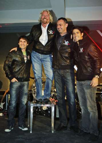 Timo Glock, Richard Branson, Nick Wirth e Lucas Di Grassi posam na apresentação da Virgin Racing