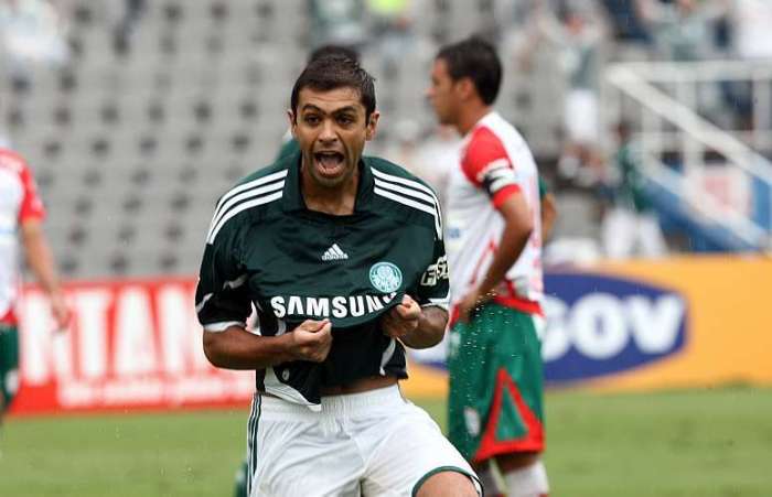 Zagueiro Danilo marca o gol de empate do Palmeiras com a Portuguesa