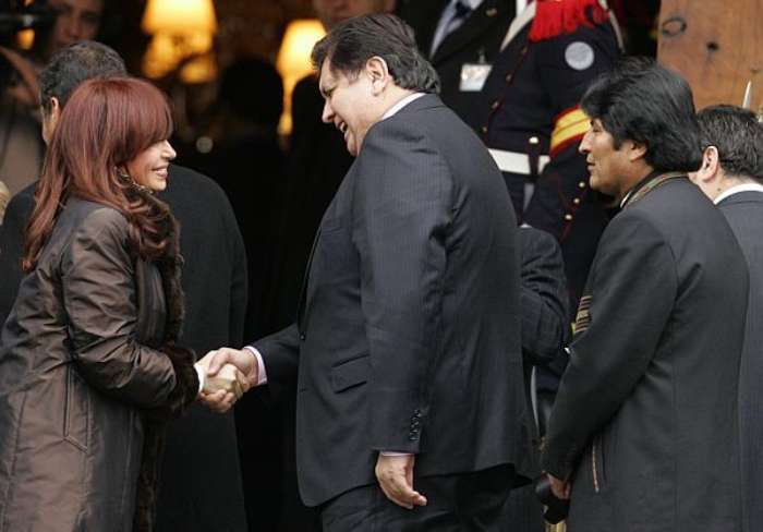 A argentina Cristina Kirchner cumprimenta Alan García, presidente do Peru, observada por Evo Morales
