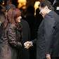 A argentina Cristina Kirchner cumprimenta Alan García, presidente do Peru, observada por Evo Morales