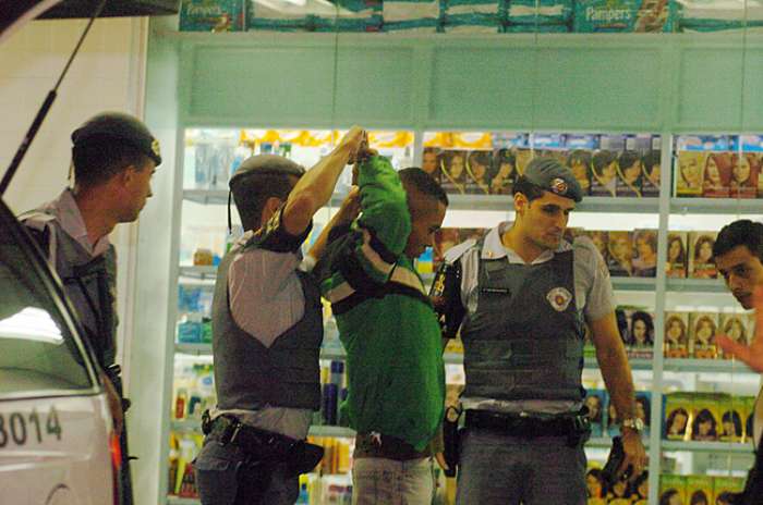 Policiais prendem ladrões que tentaram assaltar a farmácia Drogaverde na Avenida Antártica em SP