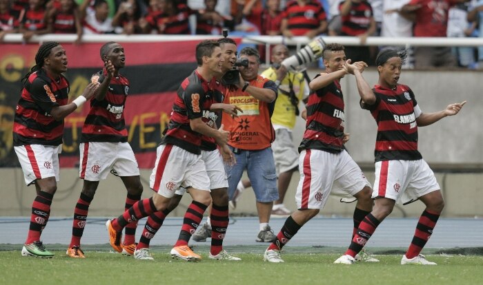 Ronaldinho dança com os companheiros de Flamengo na comemoração de gol sobre o Boavista