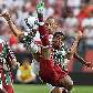 Miranda e Everton em disputa de bola Miranda e Everton em disputa de bola